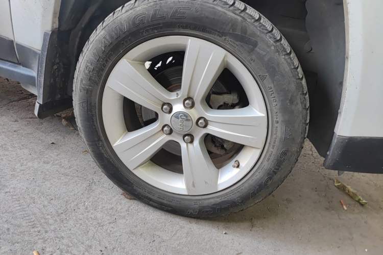 Used Jeep Compass 2015 2.0L two-wheel drive sport version Right Front Wheel Hub