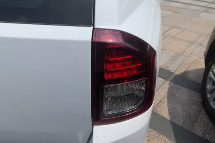 Used Jeep Compass 2015 2.0L two-wheel drive sport version Right Rear Taillight