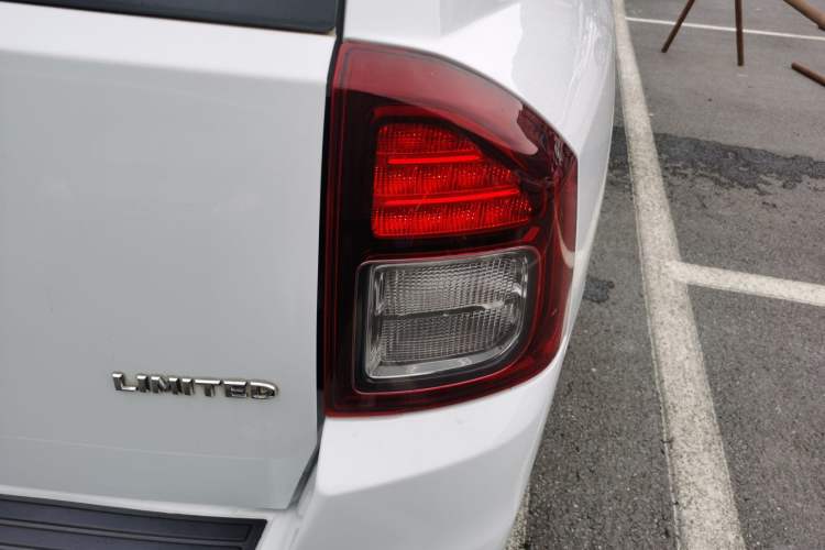 Used Jeep Compass 2015 2.0L Two-Wheel Drive Luxury Edition Right Rear Taillight