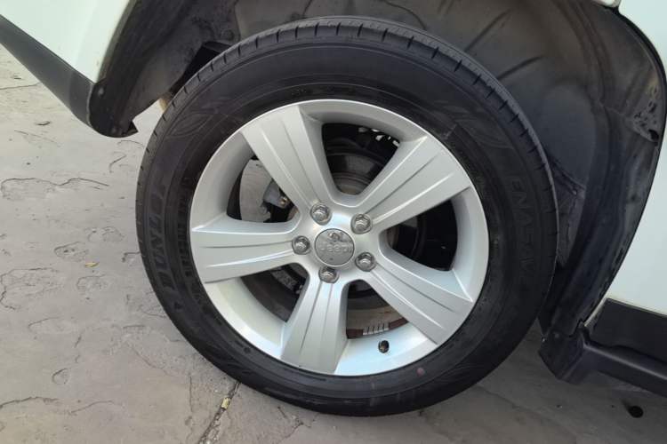 Used Jeep Compass 2015 2.0L two-wheel drive sport version Right Rear Wheel Hub
