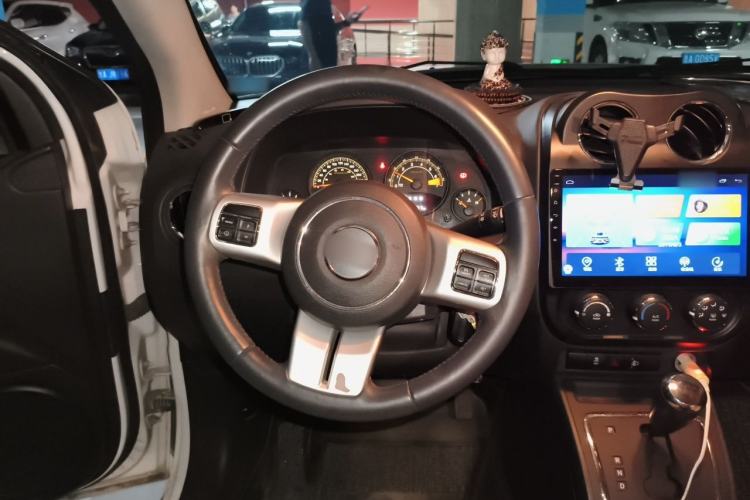 Used Jeep Compass 2015 2.0L two-wheel drive sport version Steering Wheel