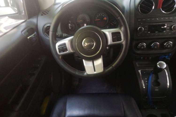 Used Jeep Compass 2015 2.0L two-wheel drive sport version Steering Wheel