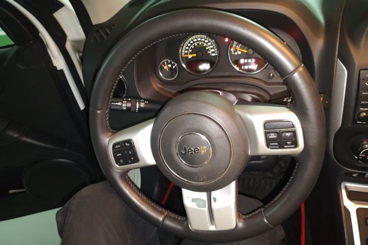 Used Jeep Compass 2015 2.0L Two-Wheel Drive Luxury Edition Steering Wheel