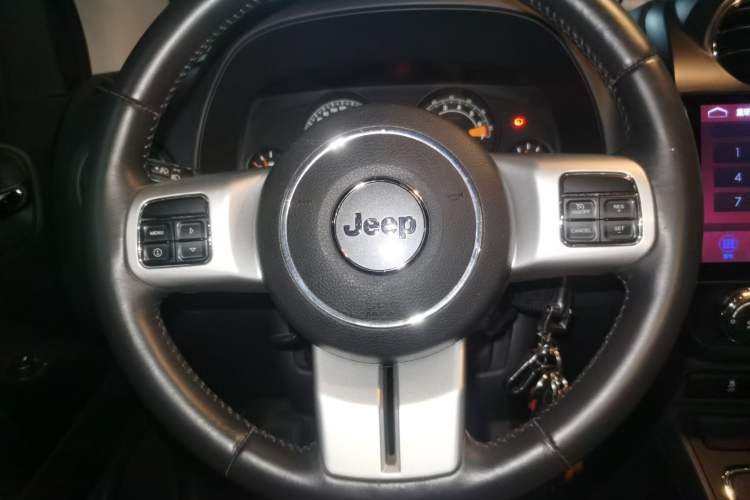 Used Jeep Compass 2015 2.0L two-wheel drive sport version Steering Wheel
