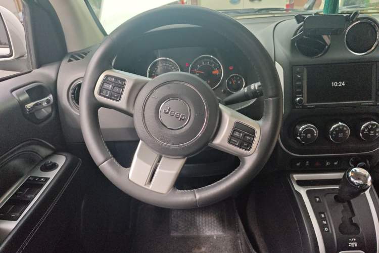 Used Jeep Compass 2015 2.0L Two-Wheel Drive Luxury Edition Steering Wheel