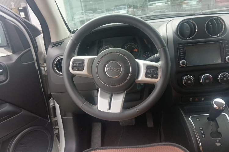 Used Jeep Compass 2015 2.0L two-wheel drive sport version Steering Wheel