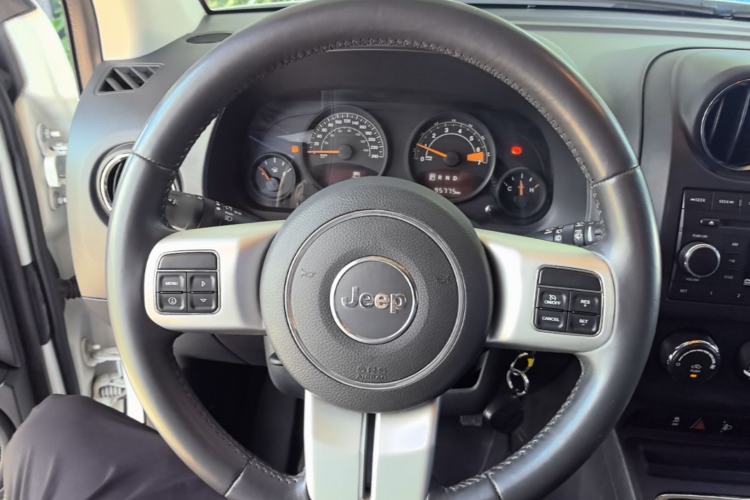 Used Jeep Compass 2015 2.0L two-wheel drive sport version Steering Wheel