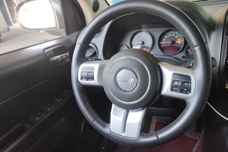 Used Jeep Compass 2015 2.0L two-wheel drive sport version Steering Wheel