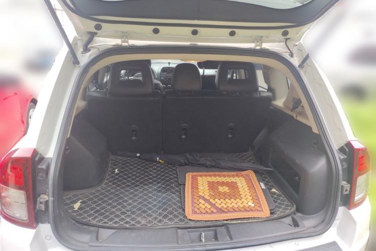 Used Jeep Compass 2015 2.0L two-wheel drive sport version Trunk