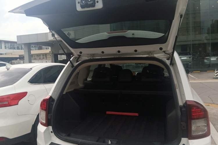 Used Jeep Compass 2015 2.0L two-wheel drive sport version Trunk