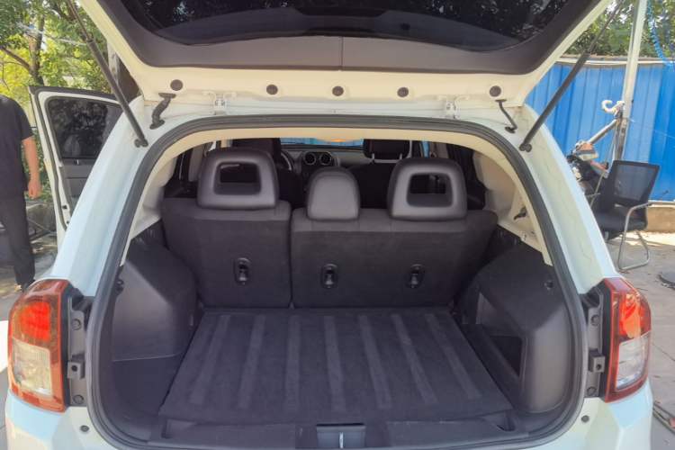 Used Jeep Compass 2015 2.0L two-wheel drive sport version Trunk