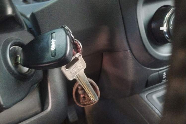 Used Jeep Compass 2015 2.0L two-wheel drive sport version Vehicle Key