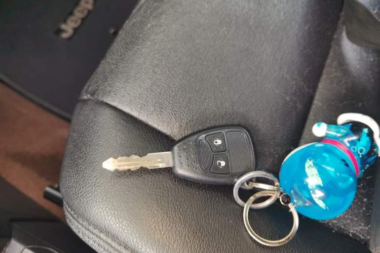 Used Jeep Compass 2015 2.0L two-wheel drive sport version Vehicle Key