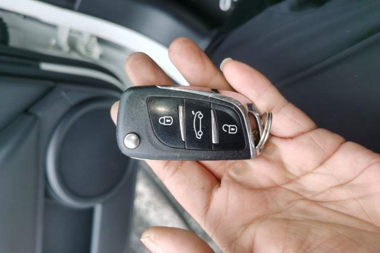 Used Jeep Compass 2015 2.0L Two-Wheel Drive Luxury Edition Vehicle Key