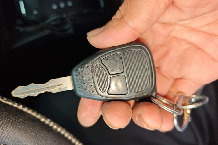 Used Jeep Compass 2015 2.0L two-wheel drive sport version Vehicle Key
