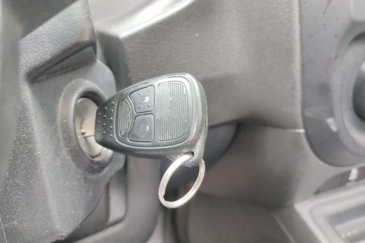 Used Jeep Compass 2015 2.0L two-wheel drive sport version Vehicle Key