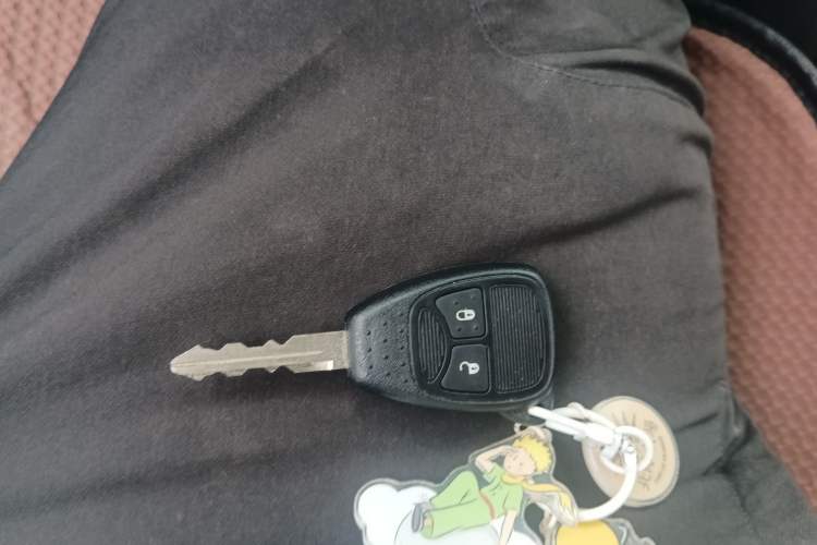 Used Jeep Compass 2015 2.0L two-wheel drive sport version Vehicle Key