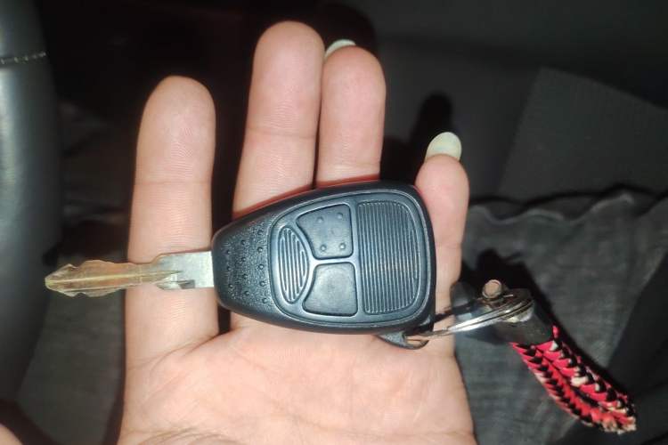 Used Jeep Compass 2015 2.0L two-wheel drive sport version Vehicle Key