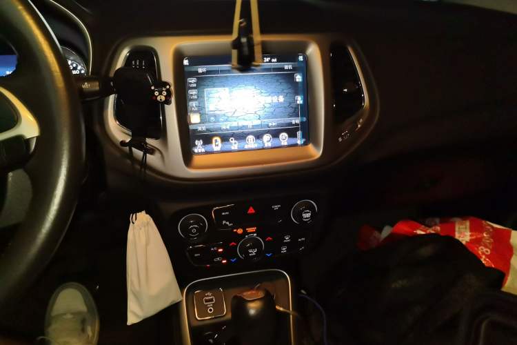 Used Jeep Compass 2017 200T Automatic Family Edition Audio And AC Panel