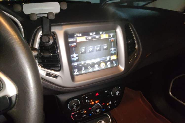 Used Jeep Compass 2017 200T Automatic Family Edition Audio And AC Panel