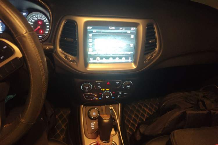 Used Jeep Compass 2017 200T Automatic Family Enjoyment Four-Wheel Drive Edition Audio And AC Panel