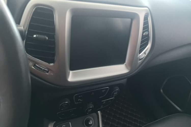 Used Jeep Compass 2017 200T Automatic Family Edition Audio And AC Panel