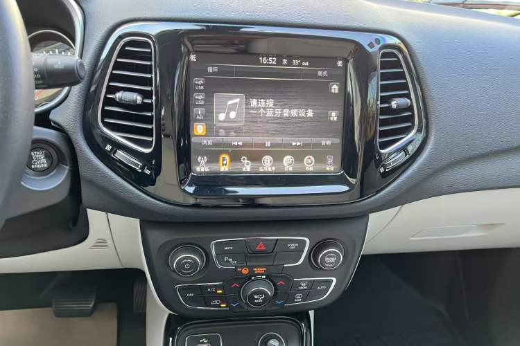 Used Jeep Compass 2017 200T Automatic Prestige Edition Audio And AC Panel