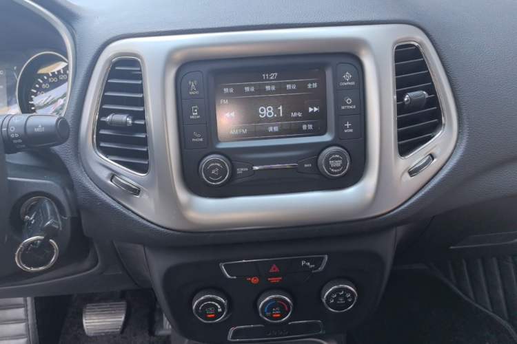 Used Jeep Compass 2017 200T Automatic Comfort Edition Audio And AC Panel