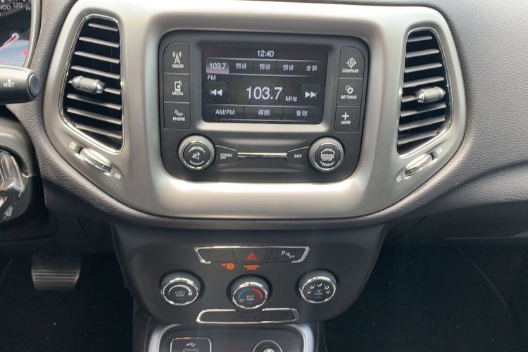 Used Jeep Compass 2017 200T Automatic Comfort Edition Audio And AC Panel