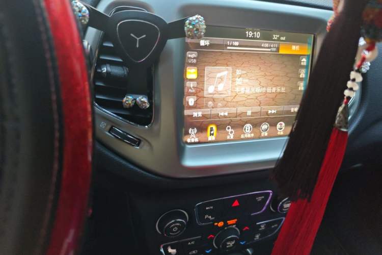 Used Jeep Compass 2017 200T Automatic Family Edition Audio And AC Panel
