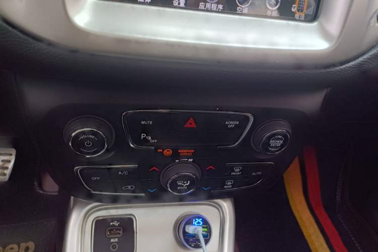 Used Jeep Compass 2017 200T Automatic Family Edition Audio And AC Panel