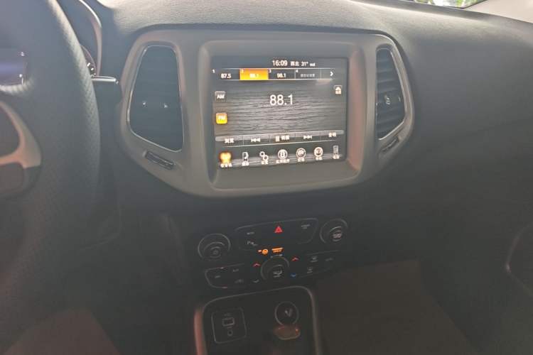 Used Jeep Compass 2017 200T Automatic Family Edition Audio And AC Panel
