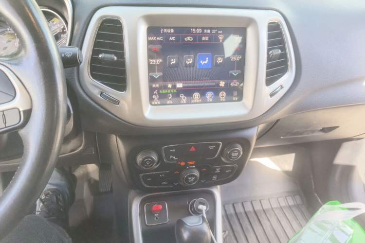 Used Jeep Compass 2017 200T Automatic Family Edition Audio And AC Panel