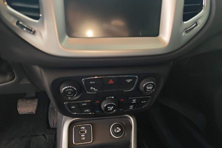 Used Jeep Compass 2017 200T Automatic Family Edition Audio And AC Panel