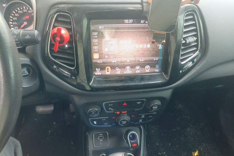Used Jeep Compass 2017 200T Automatic Prestige Edition Audio And AC Panel