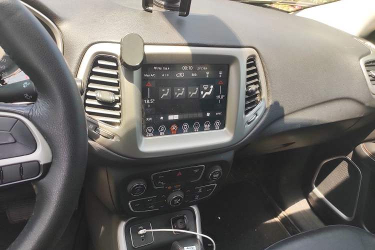 Used Jeep Compass 2017 200T Automatic Family Edition Audio And AC Panel