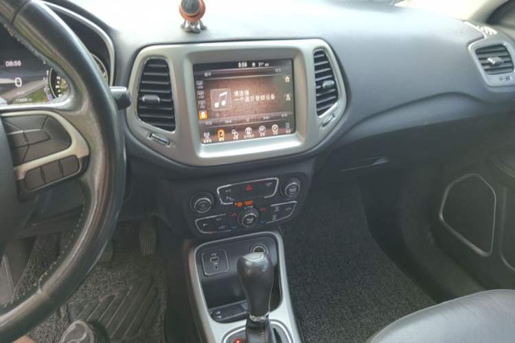 Used Jeep Compass 2017 200T Automatic Family Edition Audio And AC Panel