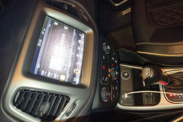 Used Jeep Compass 2017 200T Automatic Family Edition Audio And AC Panel