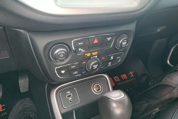 Used Jeep Compass 2017 200T Automatic Family Edition Audio And AC Panel