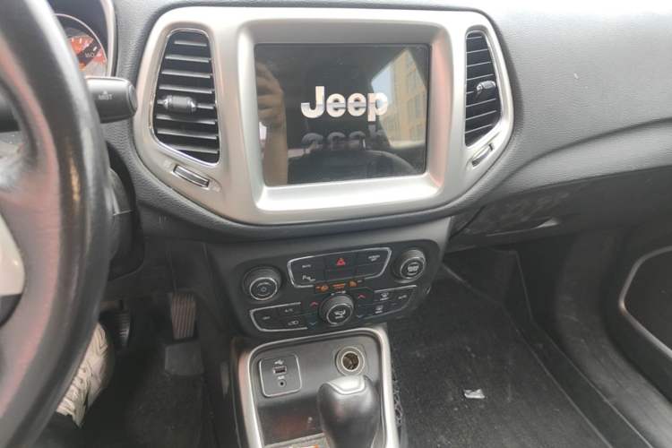 Used Jeep Compass 2017 200T Automatic Family Edition Audio And AC Panel