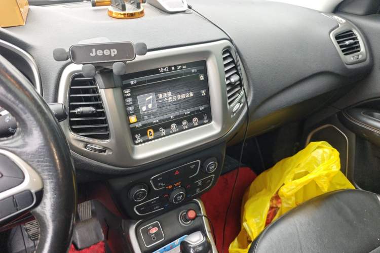 Used Jeep Compass 2017 200T Automatic Family Edition Audio And AC Panel