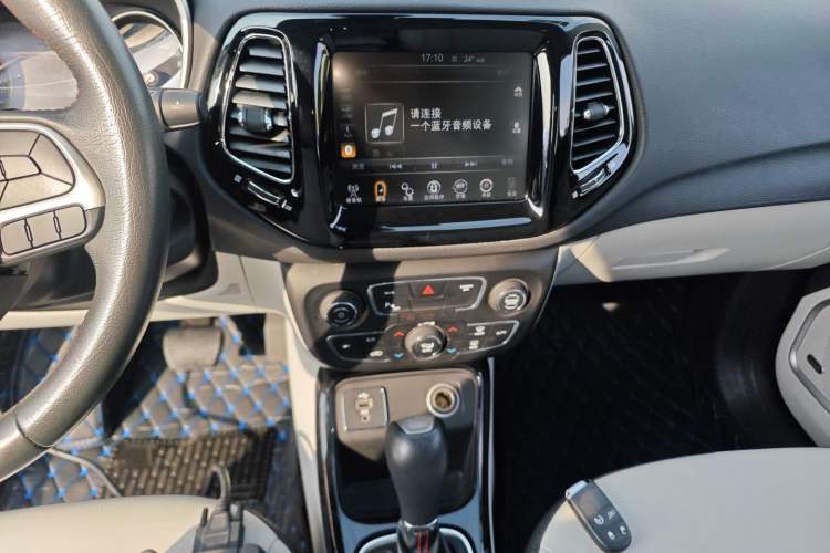 Used Jeep Compass 2017 200T Automatic Prestige Edition Audio And AC Panel