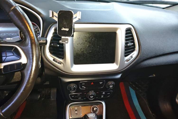 Used Jeep Compass 2017 200T Automatic Family Edition Audio And AC Panel
