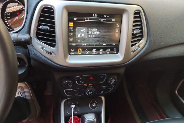 Used Jeep Compass 2017 200T Automatic Family Edition Audio And AC Panel