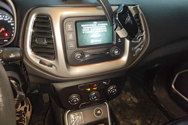 Used Jeep Compass 2017 200T Automatic Comfort Edition Audio And AC Panel