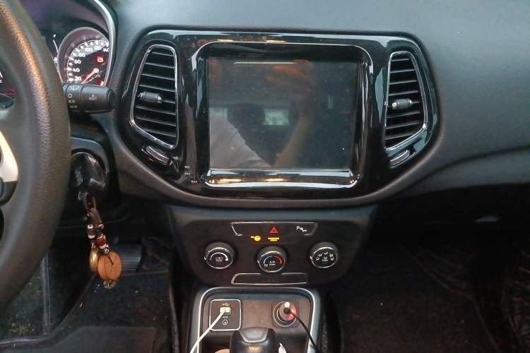 Used Jeep Compass 2017 200T Automatic Enjoyment Version Audio And AC Panel