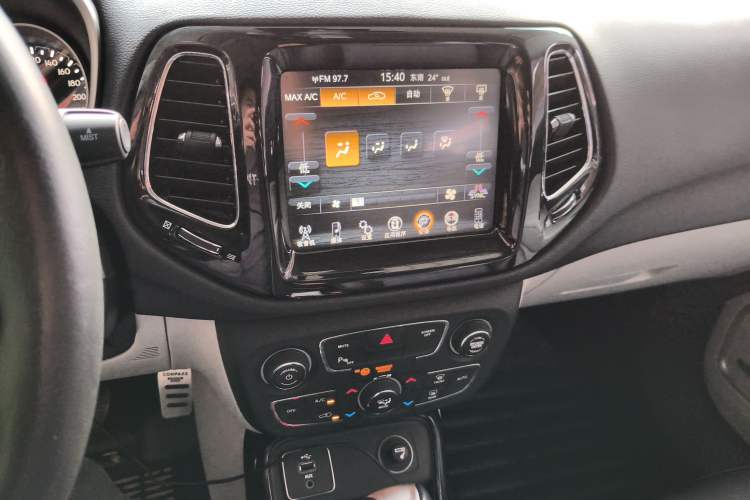 Used Jeep Compass 2017 200T Automatic Prestige Edition Audio And AC Panel