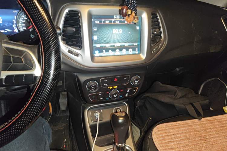 Used Jeep Compass 2017 200T Automatic Family Edition Audio And AC Panel