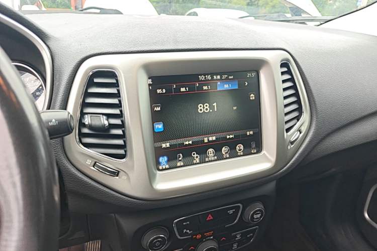 Used Jeep Compass 2017 200T Automatic Family Edition Audio And AC Panel