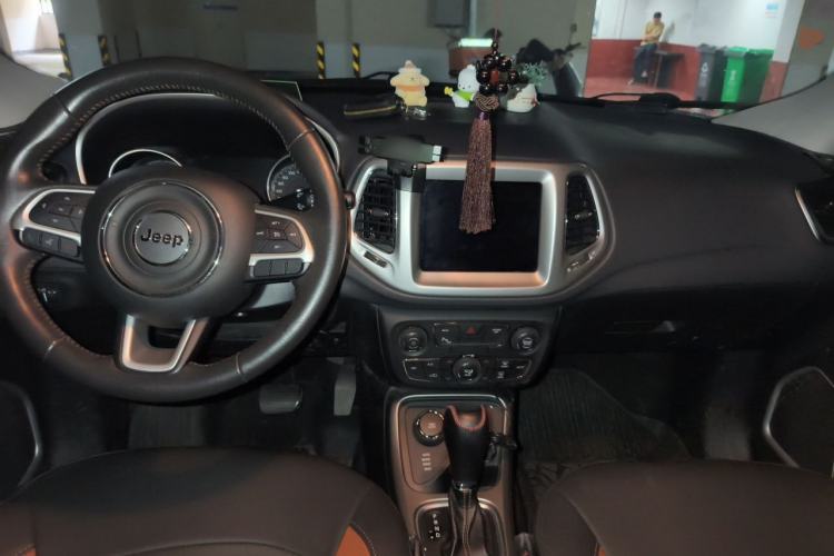 Used Jeep Compass 2017 200T Automatic Family Enjoyment Four-Wheel Drive Edition Center Console